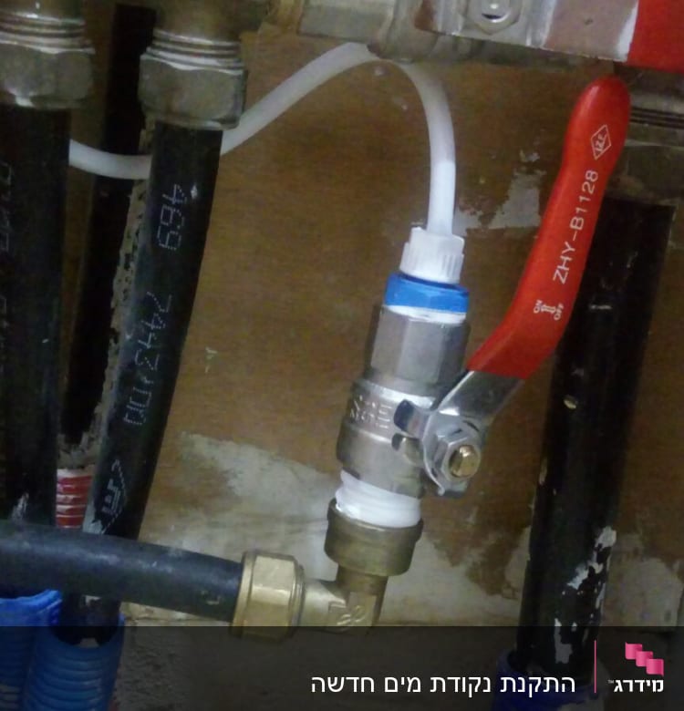 צינורות שחורים עם ברז אדום ומחברים